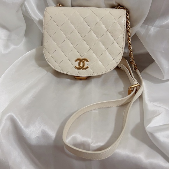 Chanel Small CC Messenger Flap Bag - Picture 3 of 16